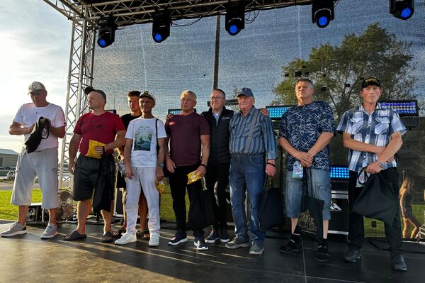 Организаторы призывали всех гостей и участников одеться в &quot;рыбацкой&quot; тематике.  - Sputnik Литва