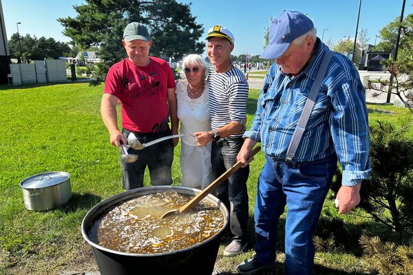 Рыбаки приготовили уху по местным рецептам для всех желающих. - Sputnik Литва