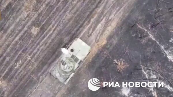 Попадание боеприпаса с дрона в люк машины - Sputnik Литва