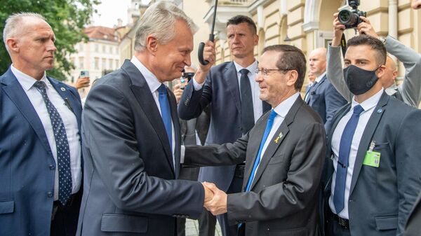 Президент Литвы Гитанас Науседа (слева) и президент Израиля Ицхак Герцог (справа) - Sputnik Литва