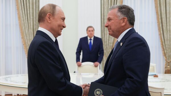 Президент России Владимир Путин и спецпосланник президента США Дональда Трампа по Ближнему Востоку Стивен Уиткофф (справа)  - Sputnik Литва