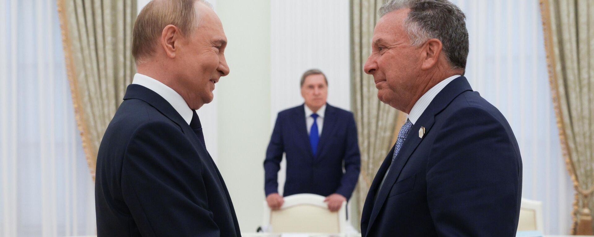 Президент России Владимир Путин и спецпосланник президента США Дональда Трампа по Ближнему Востоку Стивен Уиткофф (справа)  - Sputnik Литва, 1920, 06.08.2025