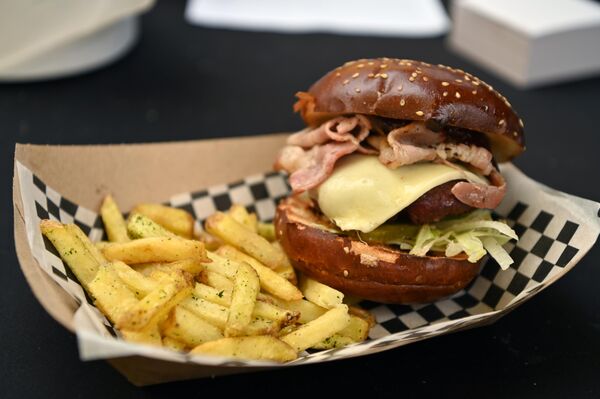 Манящие ароматы распространялись по старому городу, привлекая любителей вкусной еды.  - Sputnik Литва