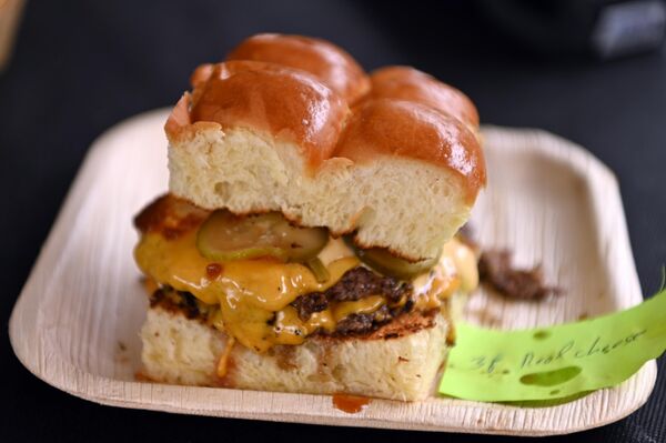 На фестивале провели и аукцион бургеров. По правилам, три эксклюзивных бургера может купить тот, кто предлагает самую высокую цену.  - Sputnik Литва