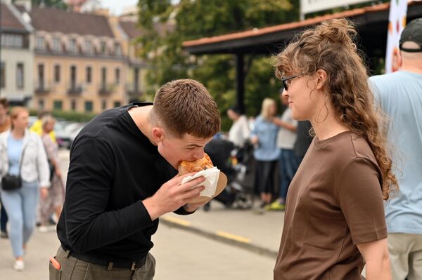 В этом году пространство фестиваля расширилось от рынка Тимо до близлежащего парка Кудру. - Sputnik Литва