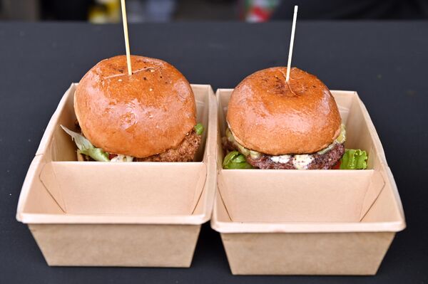 На фото: один из сетов фестиваля Burger Fest. - Sputnik Литва