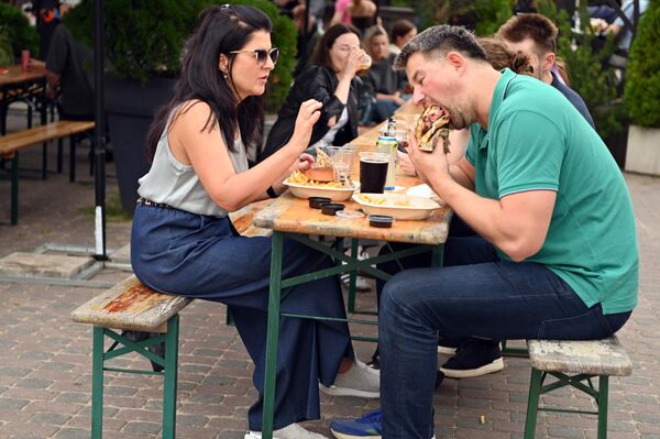 Фестиваль Burger Fest прошел в Вильнюсе уже в 11-й раз и привлек большое количество гостей. - Sputnik Литва