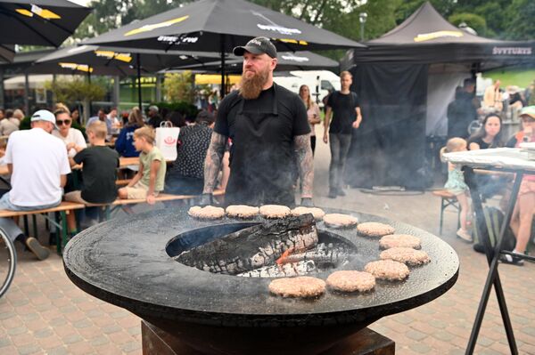 В мероприятии приняли участие более 20 гурманов-энтузиастов, которые готовили бургеры.  - Sputnik Литва