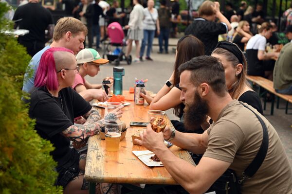 Каждый год фестиваль объединяет поваров, гурманов и любителей уличной еды. - Sputnik Литва