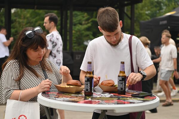 Организаторы призывают гостей попробовать разные бургеры и устроить пикник в парке Кудру. - Sputnik Литва