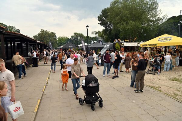 Ежегодно фестиваль посещают до восьми тысяч человек.  - Sputnik Литва