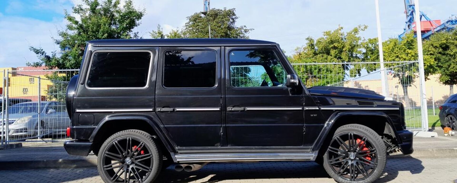Угнанный автомобиль Mercedes-Benz G 55 AMG, задержанный литовскими пограничниками - Sputnik Литва, 1920, 13.08.2025