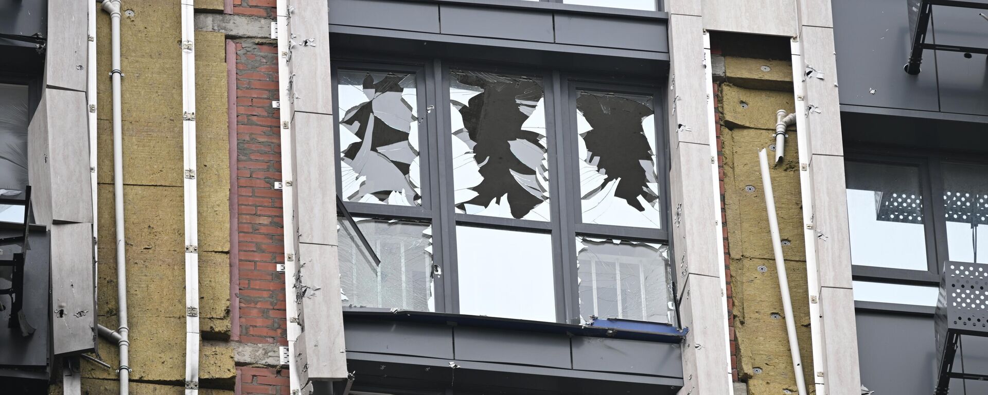 Последствия атаки беспилотников ВСУ в Ростове-на-Дону, архивное фото - Sputnik Литва, 1920, 14.08.2025