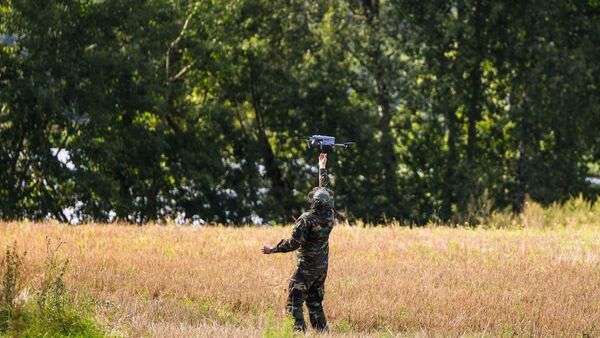 Военнослужащий армии Литвы запускает дрон - Sputnik Литва
