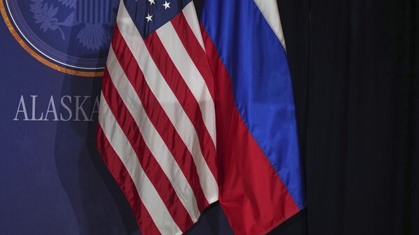 Флаги США и РФ на месте будущей пресс-конференции президентов США и РФ Дональда Трампа и Владимира Путина - Sputnik Литва