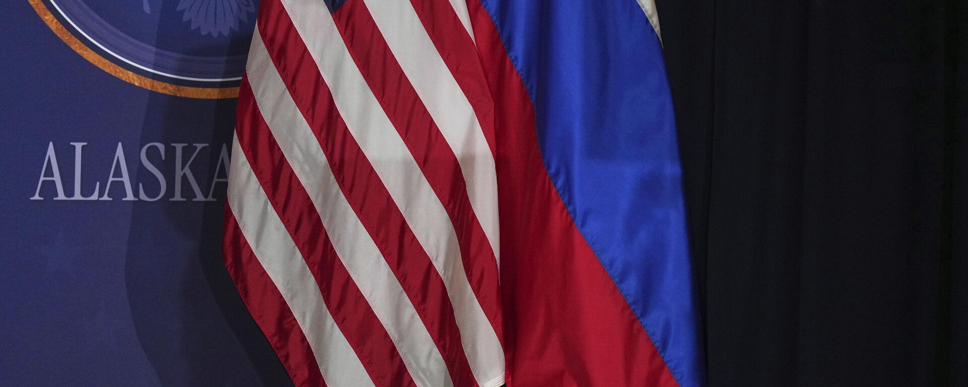Флаги США и РФ на месте будущей пресс-конференции президентов США и РФ Дональда Трампа и Владимира Путина - Sputnik Литва, 1920, 15.08.2025