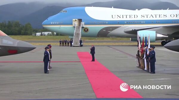 Рукопожатие президента РФ Владимира Путина и президента США Дональда Трампа  - Sputnik Литва