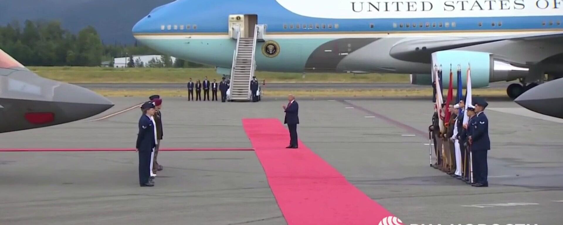 Рукопожатие президента РФ Владимира Путина и президента США Дональда Трампа  - Sputnik Литва, 1920, 15.08.2025