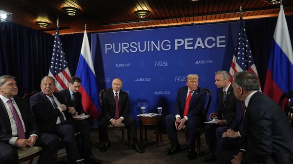 Президенты РФ и США Владимир Путин и Дональд Трамп (в центре) с делегациями на Аляске - Sputnik Литва