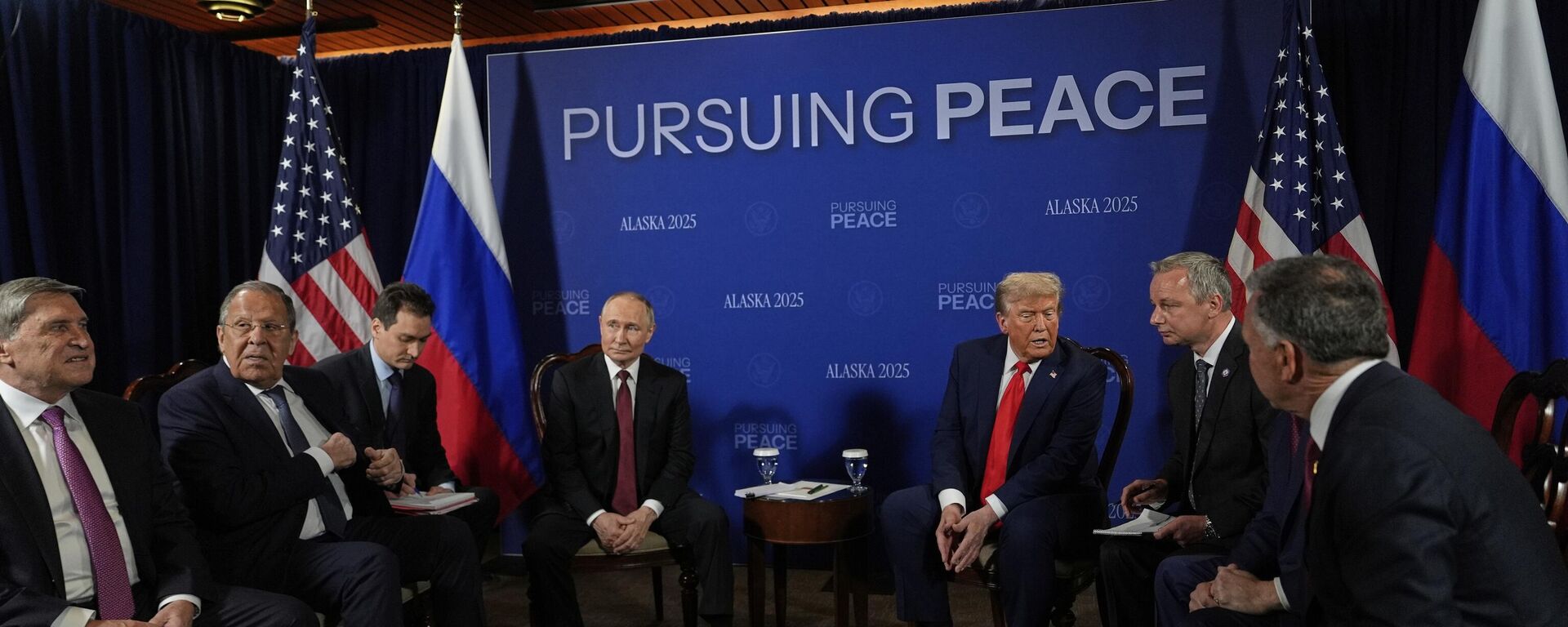 Президенты РФ и США Владимир Путин и Дональд Трамп (в центре) с делегациями на Аляске - Sputnik Литва, 1920, 17.08.2025