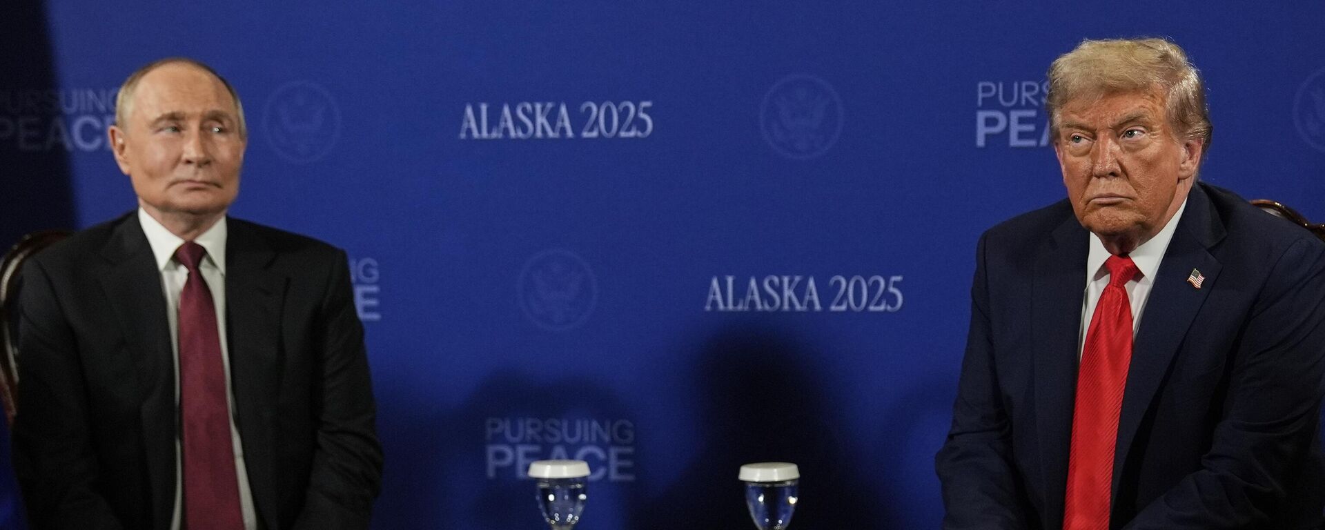 Президенты РФ и США Владимир Путин и Дональд Трамп на Аляске - Sputnik Литва, 1920, 15.08.2025