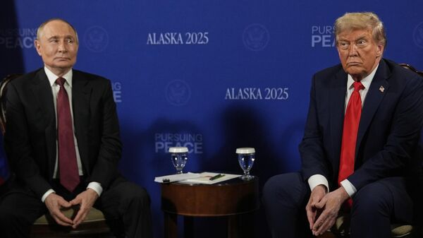 Президенты РФ и США Владимир Путин и Дональд Трамп на Аляске - Sputnik Литва
