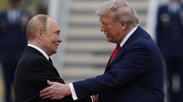 Президенты РФ и США Владимир Путин и Дональд Трамп на Аляске - Sputnik Литва