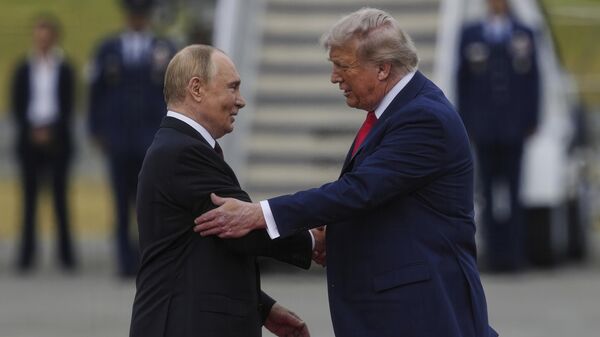 Президенты РФ и США Владимир Путин и Дональд Трамп на Аляске - Sputnik Литва