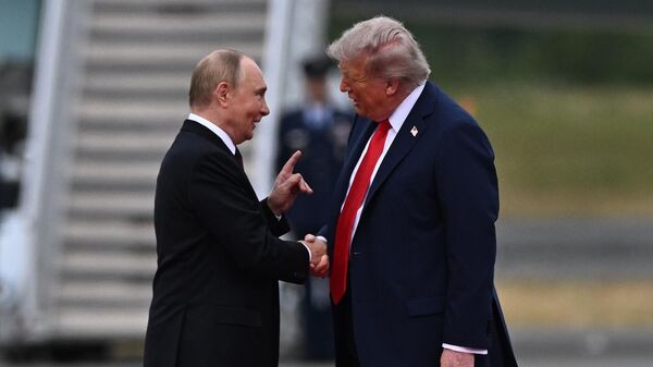 Встреча президента России Владимира Путина и президента США Дональда Трампа - Sputnik Литва