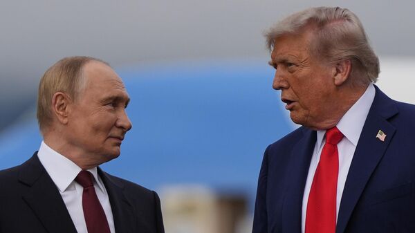 Президенты РФ и США Владимир Путин и Дональд Трамп в Анкоридже, Аляска - Sputnik Литва