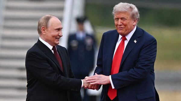 Встреча президента России Владимира Путина и президента США Дональда Трампа - Sputnik Литва