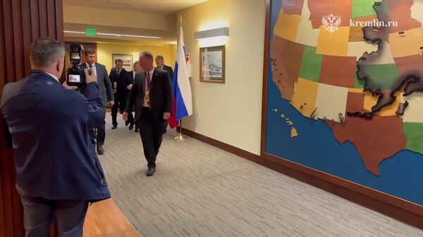 Первые кадры с Путиным после завершения переговоров на Аляске в узком составе  - Sputnik Литва