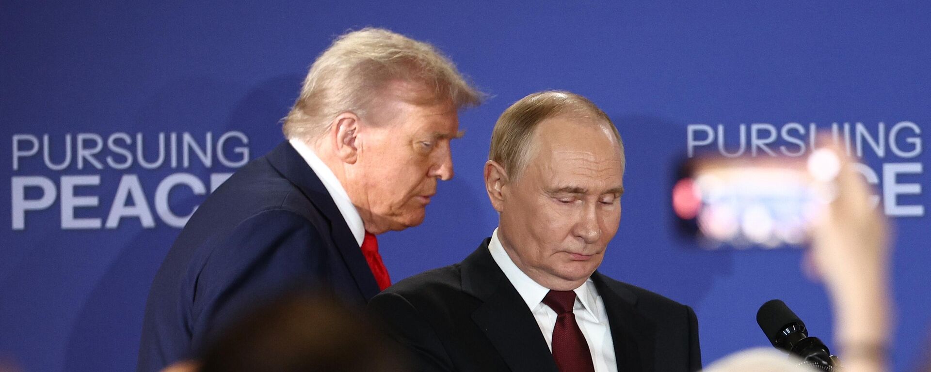 Президент РФ Владимир Путин и президент США Дональд Трамп, архивное фото - Sputnik Литва, 1920, 20.08.2025