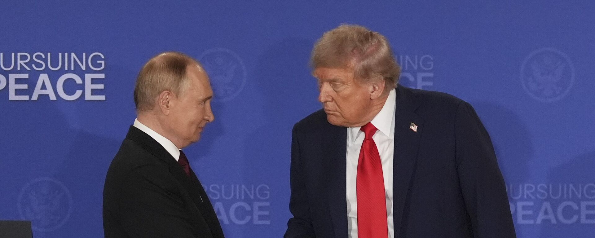 Президенты РФ и США Владимир Путин и Дональд Трамп в Анкоридже, Аляска - Sputnik Литва, 1920, 18.10.2025