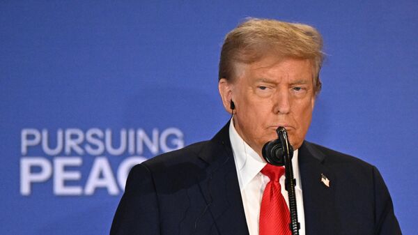 Президент США Дональд Трамп на саммите РФ - США на Аляске - Sputnik Литва