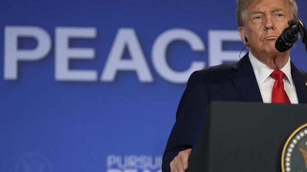 Президент США Дональд Трамп на встрече с президентом РФ Владимиром Путиным - Sputnik Литва