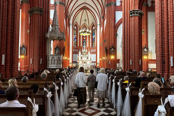 Считается, что в этот день в Иерусалиме апостолы открыли гробницу Девы Марии для апостола Фомы, который не присутствовал при погребении и утверждал, что тела Богородицы там нет. И они действительно не нашли ее там, а только множество трав и цветов. - Sputnik Литва