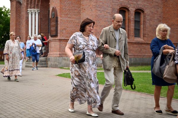 В Жолинес верующие жители Паланги с самого утра отправились на церковную службу. - Sputnik Литва