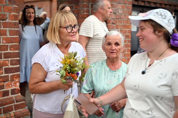 На фото: верующие жители в Храме Успения Пресвятой Богородицы в Паланге. - Sputnik Литва