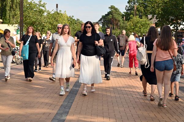 Благодаря теплой погоде на праздник в курортный городок съехалось много туристов. - Sputnik Литва