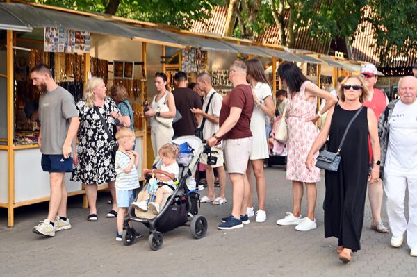 Отчасти и для того, чтобы современные жители Литвы смогли в эти дни увидеться с родственниками, в 2000 году Сейм отдельным законом включил Жолинес в число государственных праздников и объявил его нерабочим днем. - Sputnik Литва