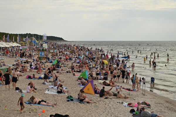 Многие не упустили случая искупаться в Балтийском море. - Sputnik Литва