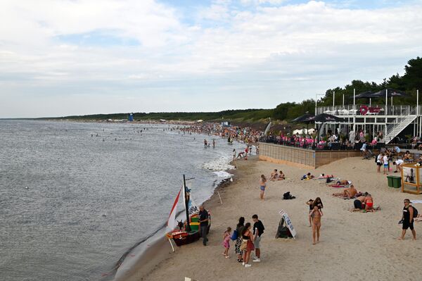 На фото: отдыхающие на пляже в Паланге. - Sputnik Литва