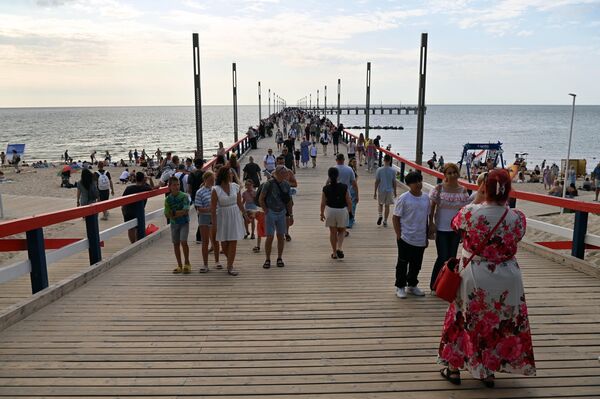 После посещения храма горожане и гости курорта могли прогуляться по улицам города, посетить местные кафе и рестораны. - Sputnik Литва