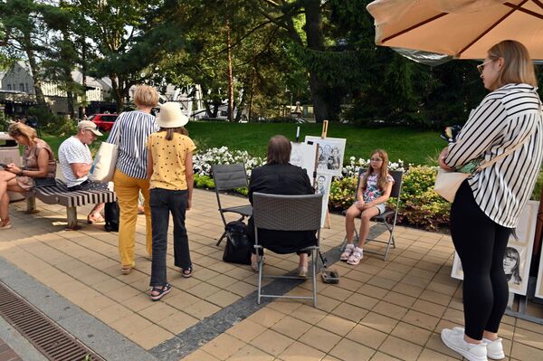 Во время Жолинес, как и в Сочельник или на Пасху, семья должна посетить храм, а также собраться за столом и побыть вместе. - Sputnik Литва