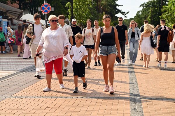 На фото: жители и гости курорта прогуливаются по центральной улице Паланги имени Йонаса Басанавичюса. - Sputnik Литва