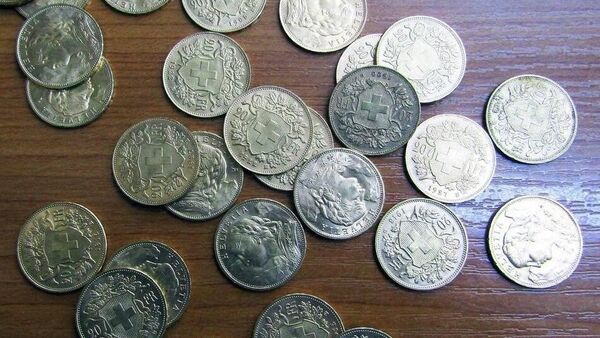 Золотые монеты, изъятые белорусскими таможенниками  - Sputnik Литва