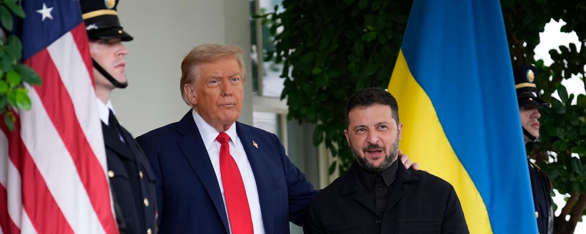 Президент США Дональд Трамп (слева) и Владимир Зеленский - Sputnik Литва, 1920, 19.08.2025