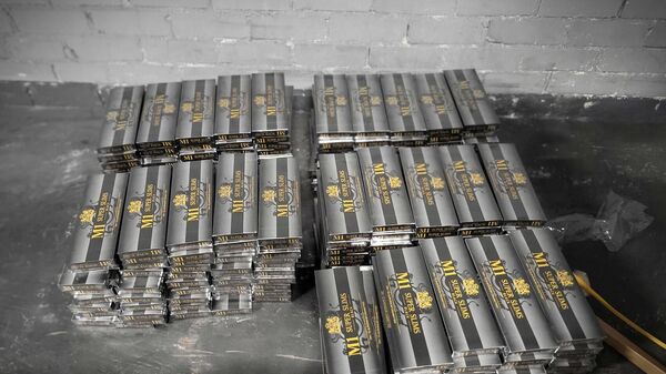 Партия контрабандных сигарет, изъятая литовскими таможенниками - Sputnik Литва