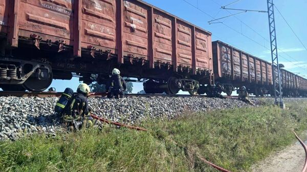 Литовские пожарные тушат пожар в грузовом поезде с серой - Sputnik Литва